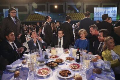 El presidente del Gobierno Mariano Rajoy, entre Esperanza Aguirre e Ignacio González en la cena del PP.