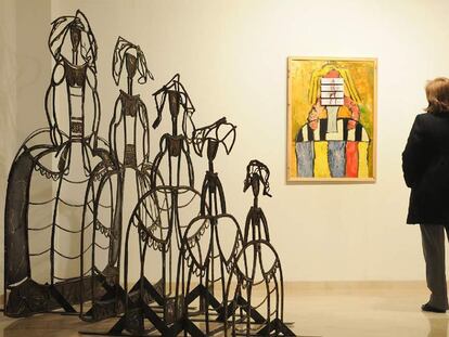 Una visitante en la exposición <b><i>El burka: La mirada de los símbolos</b></i>, en Huelva.