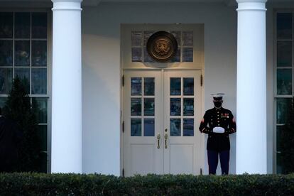 Un marine protege la entrada al Despacho Oval, lo que significa que el presidente se encuentra dentro.