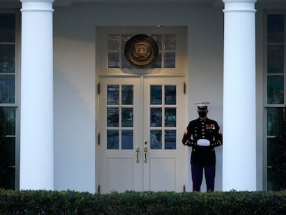 Un marine protege la entrada al Despacho Oval, lo que significa que el presidente se encuentra dentro.