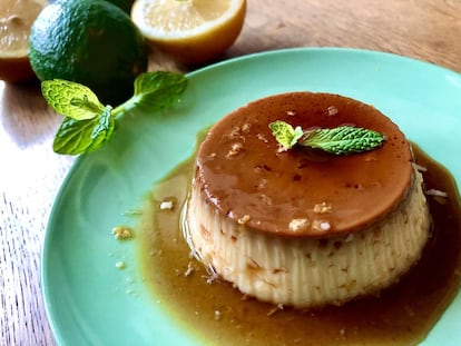 Flan de queso y limón en una cocina muy luminosa