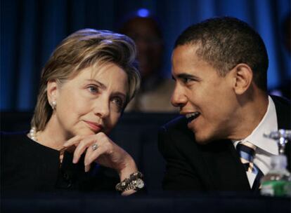 Barack Obama bromea con Hillary Clinton tras un debate electoral, el pasado enero.