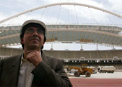 Santiago Calatrava, fotografiado hace un mes delante del Estadio Olímpico de Atenas.

 / EFE