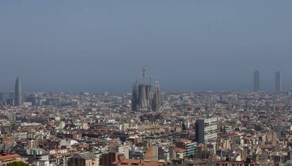 Contaminación sobre la ciudad de Barcelona el pasado julio. 