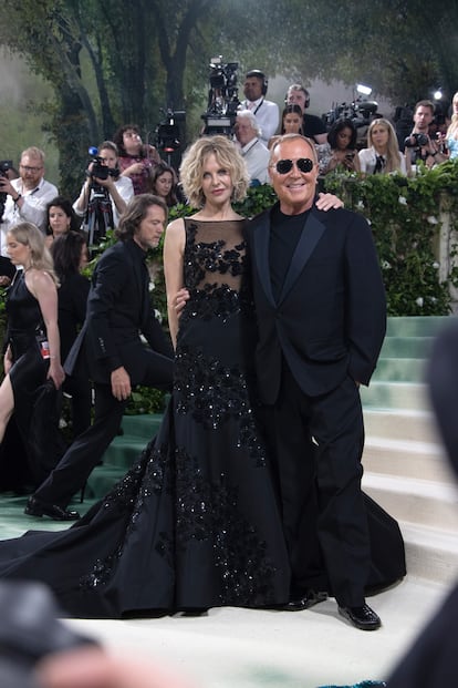 La actriz Meg Ryan acudió junto al diseñador Michael Kors, artífice de su vestido.