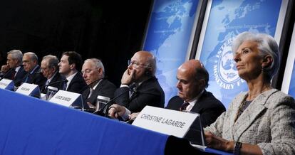 &Aacute;ngel Gurr&iacute;a, segundo por la izquierda, con los ministros del G5 y Christine Lagarde, este jueves en Washington.