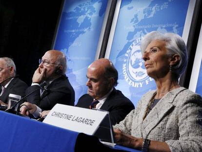 &Aacute;ngel Gurr&iacute;a, segundo por la izquierda, con los ministros del G5 y Christine Lagarde, este jueves en Washington.