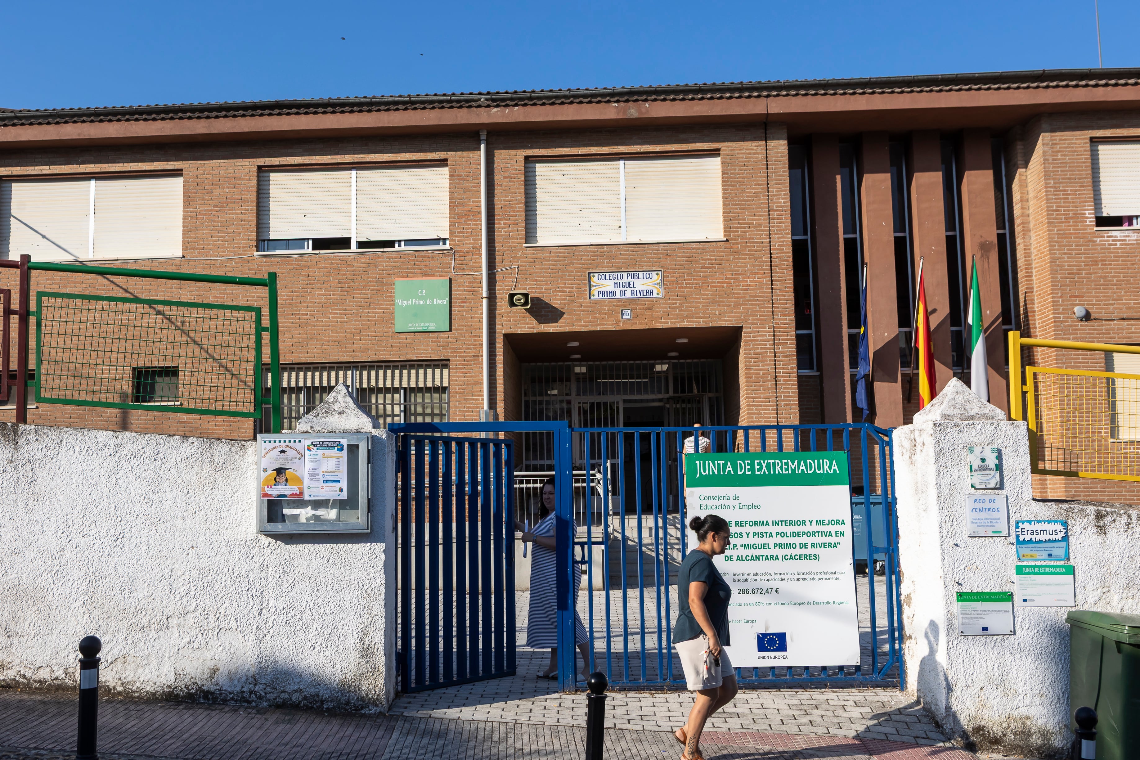 Entrance to the Miguel Primo de Rivera public school, in Alcántara.
