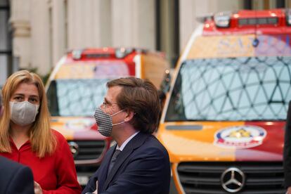 El alcalde Almeida y la portavoz municipal, Inmaculada Sanz, durante la presentación de nuevas ambulancias este jueves en el palacio de Cibeles.