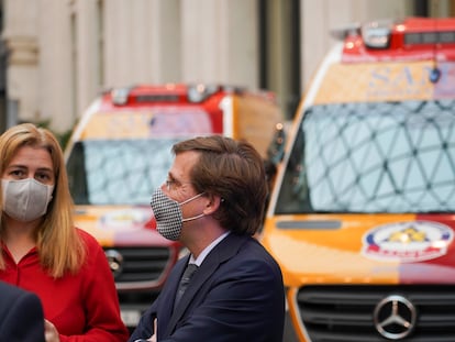 El alcalde Almeida y la portavoz municipal, Inmaculada Sanz, durante la presentación de nuevas ambulancias este jueves en el palacio de Cibeles.