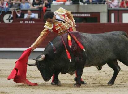 <b>El Cid</b> da un pase a un <i>victorino</i> durante la corrida de ayer en Las Ventas.