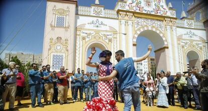 La secretaria general de Podemos, Teresa Rodr&iacute;guez, baila sevillanas con un trabajador de Telef&oacute;nica, en la Feria de Sevilla. 