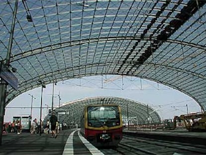 Un tren de cercanías S-Bahn en la recuperada Lehrter Bahnhof, la que será a partir de 2006, cuando terminen las obras, la nueva estación central de Berlín.