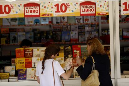 Ambiente en la Feria del Libro de Madrid.