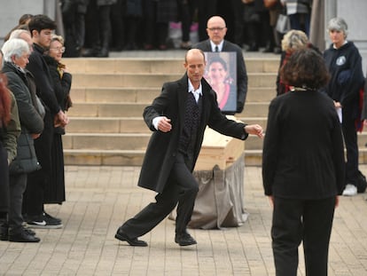 El esposo de Agnes Lassalle baila durante el funeral de la profesora, en Biarritz.