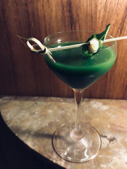 Cóctel Gimlet de té matcha.