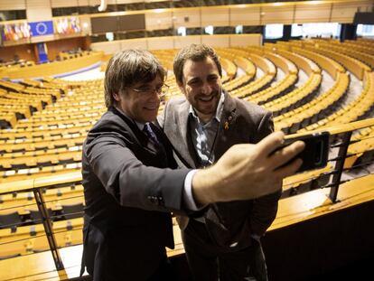 El expresidente de la Generalitat, Carles Puigdemont, y el exconsejero Antoni Comín, en la Eurocámara.