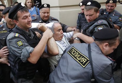 Russian police arrest Kasparov in Moscow during a demonstration against Putin in 2012.