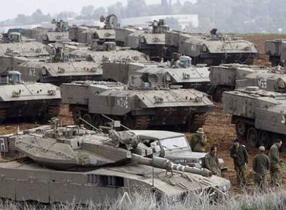 Soldados y blindados  desplegados por el Ejército de Israel cerca de la frontera con la franja de  Gaza.