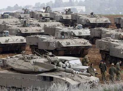 Soldados y blindados desplegados por el Ejército de Israel cerca de la frontera con la franja de Gaza.