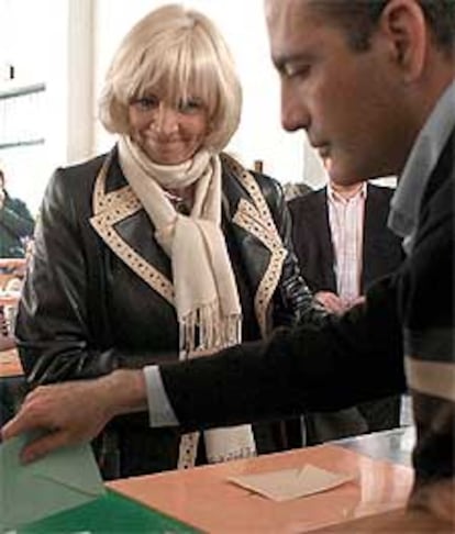 La candidata del PP a la presidencia de la Junta de
Andalucía, Teófila Martínez, que ha depositado esta mañana su voto en el Colegio Reyes Católicos de Cádiz, ha hecho un llamamiento a la ciudadanía a acudir a votar "en paz y libertad" y con "tranquilidad". Martínez ha pedido además a los ciudadanos no se dejen coaccionar por los mensajes en el teléfono móvil o en Internet.