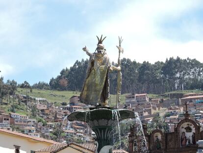 La estatua de un emperador inca corona la pileta de la Plaza de Armas de Cuzco. El imperio tuvo 14 gobernantes a lo largo de cuatro siglos. Eran considerados seres sagrados.