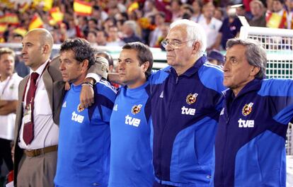 Luis Aragonés escucha el himno junto a sus ayudantes antes de un partido de la selección en 2004.