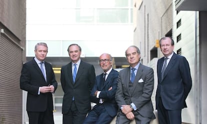 Manuel Mart&iacute;n (G&oacute;mez-Acebo &amp; Pombo). Luis de Carlos (Ur&iacute;a Men&eacute;ndez), Rafael Fontana (Cuatrecasas, Gon&ccedil;alves Pereira), Jos&eacute; Mar&iacute;a Alonso Puig (Baker &amp; McKenzie) y Fernando Vives (Garrigues).