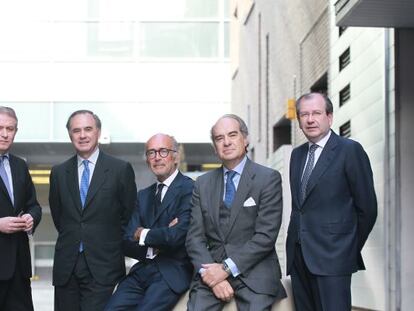 Manuel Mart&iacute;n (G&oacute;mez-Acebo &amp; Pombo). Luis de Carlos (Ur&iacute;a Men&eacute;ndez), Rafael Fontana (Cuatrecasas, Gon&ccedil;alves Pereira), Jos&eacute; Mar&iacute;a Alonso Puig (Baker &amp; McKenzie) y Fernando Vives (Garrigues).