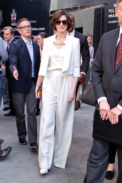 Anne Hathaway paseaba por el hollywoodense Paseo de la Fama antes de la ceremonia de Interstellar. Estaba muy elegante con pantalones palazzo y chaqueta corta de Max Mara. Nos gusta el detalle del collar de Marni y sus gafas de sol de estampado de leopardo.