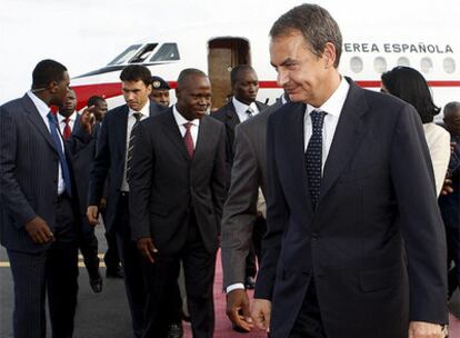 Zapatero, con el Falcon de la Fuerza Aérea Española al fondo, a su llegada a Lomé.