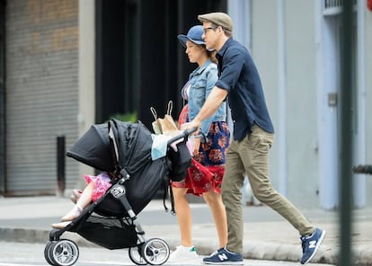 Ryan Reynolds paseando con su mujer Blake Lively y sus hijas el pasado mes de junio en Nueva York.