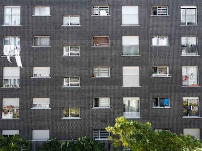 Fachada de un edificio de viviendas sociales en Madrid, en noviembre.