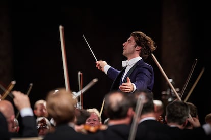 Lorenzo Viotti dirigiendo a la Filarmónica de Viena en el Palacio de Carlos V, el pasado 23 de junio en Granada.