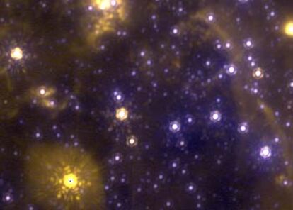 La <i>estrella</i> brillante en el centro de la imagen marca el agujero negro de la Vía Láctea.