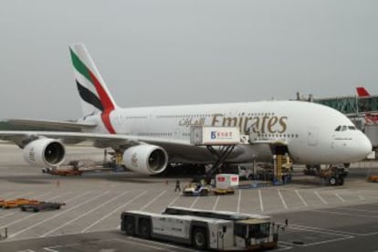 Un A380 de Emirates en el aeropuerto de Pekín (China).