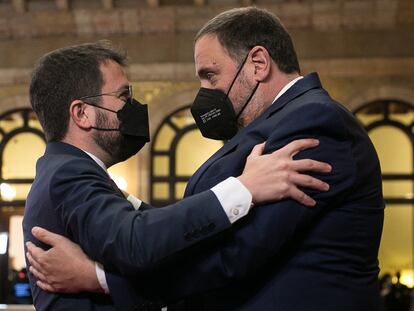 El nuevo presidente de la Generalitat, Pere Aragonès (a la izquierda), abraza al presidente de ERC, Oriol Junqueras, tras ser elegido por mayoría absoluta, este viernes.
