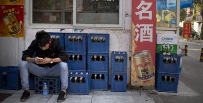 Un trabajador junto a cajas de cerveza en Pek&iacute;n, China, uno de los mercados donde la nueva empresa podr&iacute;a afrontar problemas regulatorios.