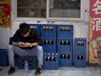 Un trabajador junto a cajas de cerveza en Pek&iacute;n, China, uno de los mercados donde la nueva empresa podr&iacute;a afrontar problemas regulatorios.