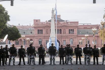 La gendarmería evita el ingreso de manifestantes a la Plaza de Mayo durante el tedeum en Buenos Aires.