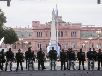 La gendarmería evita el ingreso de manifestantes a la Plaza de Mayo durante el tedeum en Buenos Aires.