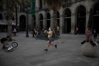 Los juegos y los niños han vuelto a la plaza Reial por ausencia del turismo.