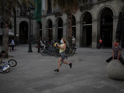 Los juegos y los niños han vuelto a la plaza Reial por ausencia del turismo.