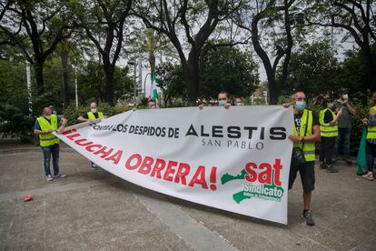 Concentración por el despido de 585 trajadores de Alestis en Sevilla el pasado 26 de junio.