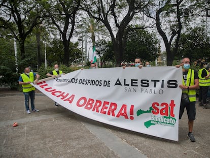 Concentración por el despido de 585 trajadores de Alestis en Sevilla el pasado 26 de junio.