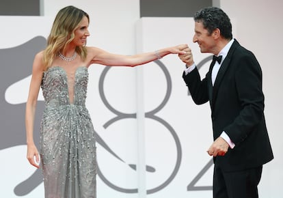 La actriz italiana Emanuela Fanelli y el presidente de la Bienal de Venecia, Pietrangelo Buttafuoco, a su llegada al Festival de Venecia este miércoles.