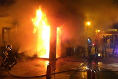 Actuación de los bomberos para extinguir el fuego en una vivienda de Colmenar Viejo.