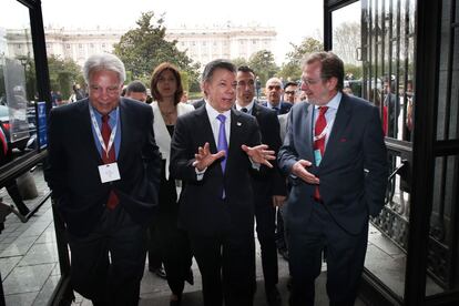 El expresidente del Gobierno, Felipe González, el presidente de Colombia, Juan Manuel Santos, y el presidente de EL PAÍS, Juan Luis Cebrián, entran en el Teatro Real donde se celebra el foro para debatir por la paz en Colombia