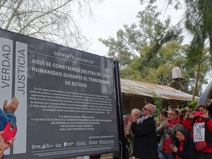 Sobrevivientes de la dictadura argentina descubren una placa en el ex centro clandestino de detención. 