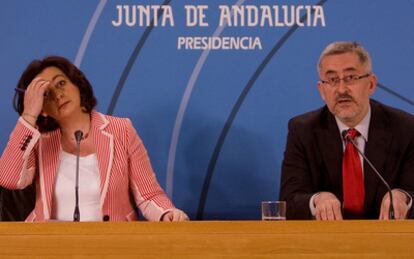 Imagen de la conferencia de prensa de Mar Moreno y Antonio Ávila, ayer, tras la reunión del Consejo de Gobierno.